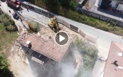 I lavori di demolizione di uno stabile a Centrale di Acquasanta Terme